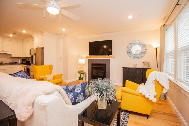 Building Photo - 1008 Tremont St