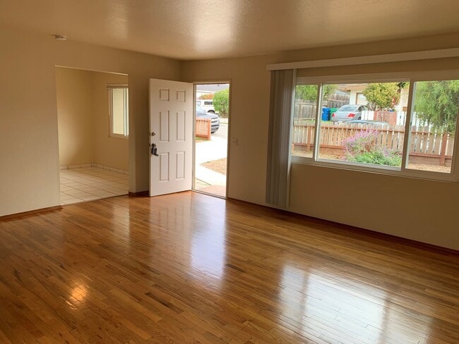 Building Photo - Great 3 Bedroom 1 and 1/2 Bath House in Se...