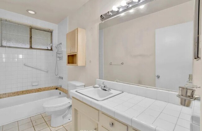 Building Photo - 1105 W 156th St