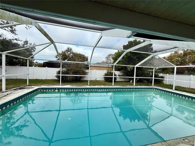 Building Photo - 2328 Cass St