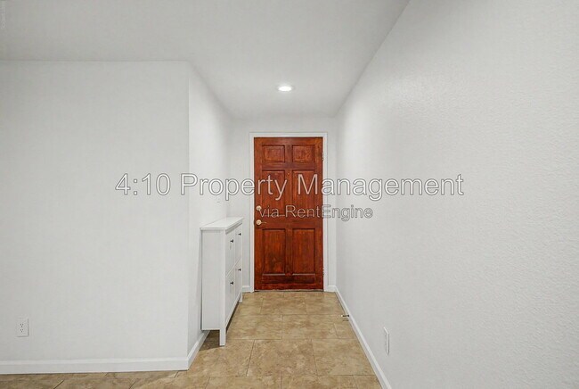 Building Photo - 2104 N Comanche Dr