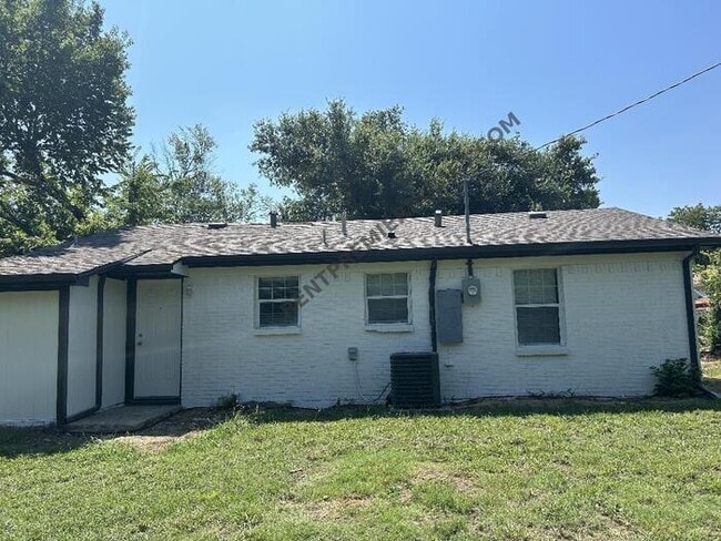 Building Photo - 1833 Grove Cir