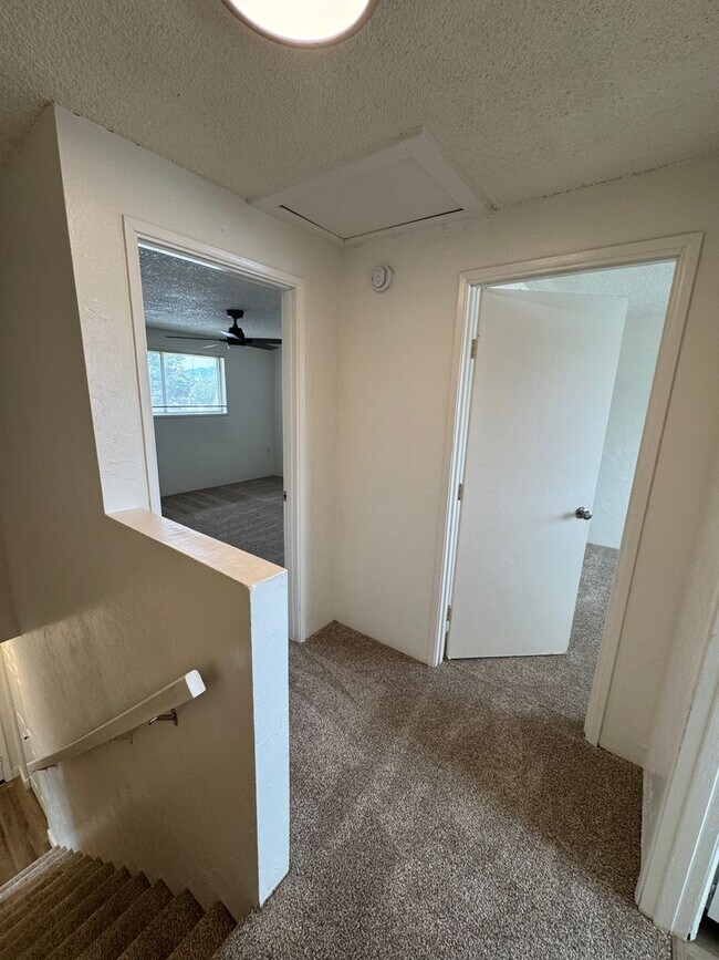 Building Photo - Updated 2 bedroom 1 1/2 bath duplex in Springfield!
