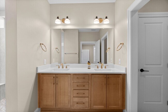 Building Photo - Luxury Maintenance-Free Former Model Home in Grove City – 2 Bed, 2 Bath Ranch