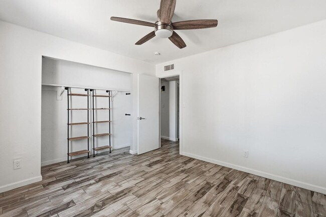 Building Photo - 1329 E Cholla St