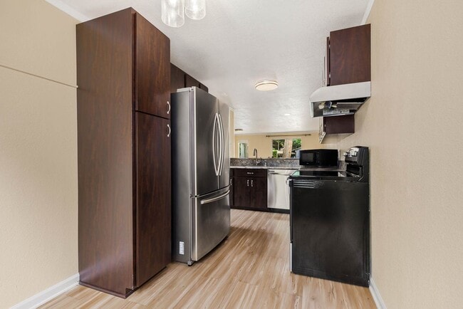 Building Photo - End-Unit Townhome in the Heart of Downtown Issaquah
