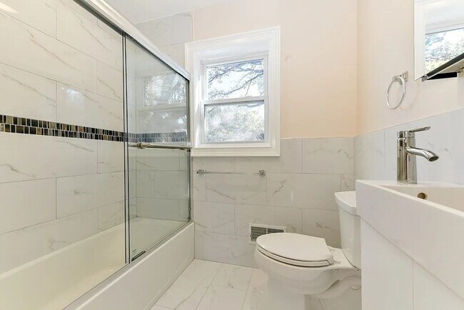 Building Photo - Modern Comfort Meets City Living – Stunnin...