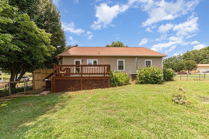 Building Photo - 5142 Blackberry Ln