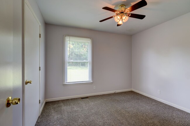 Building Photo - 204 Bob White Dr