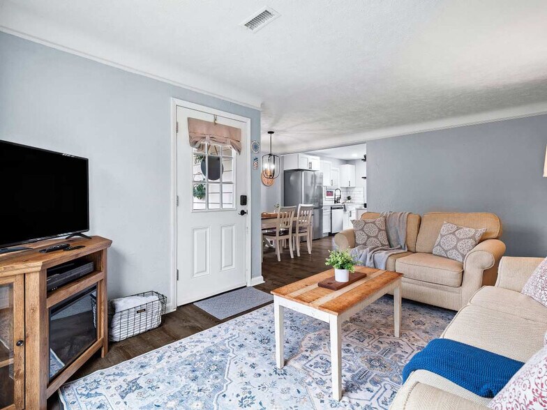 Building Photo - 6771 Greenleaf Ave