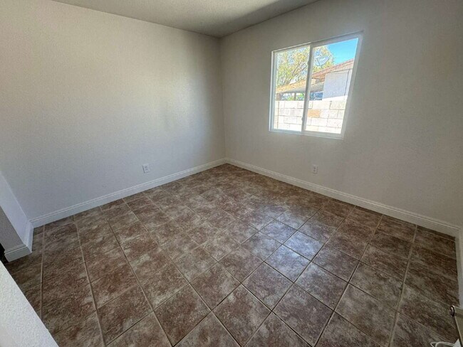 Building Photo - "Cozy 2-Bedroom Haven in North Las Vegas – 810 Sq Ft of Comfort on Harvard St!"