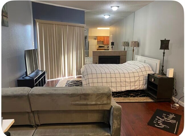 Building Photo - 10855 Meadowglen Ln