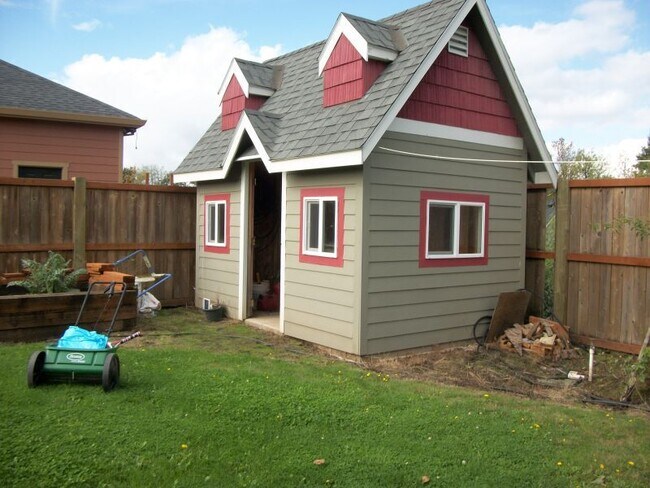 Building Photo - 2187 NE Grandhavens Ct.
