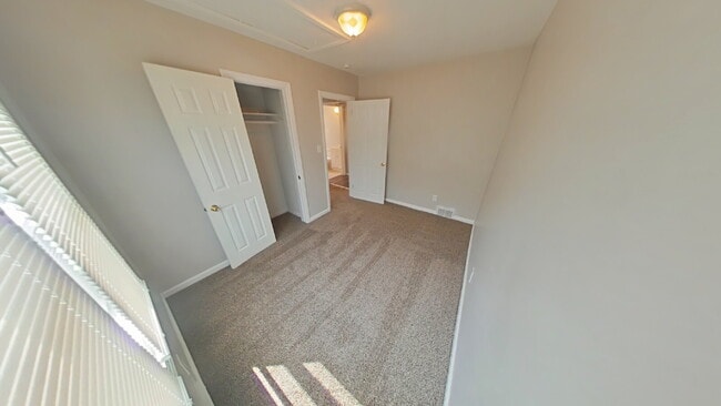 Building Photo - "3-Bedroom Retreat in Roseville – Spacious 1300 Sq Ft Home!"