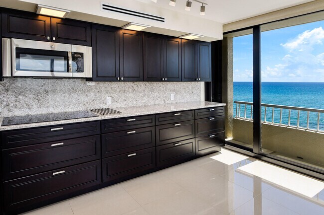 Building Photo - 5540 N Ocean Dr