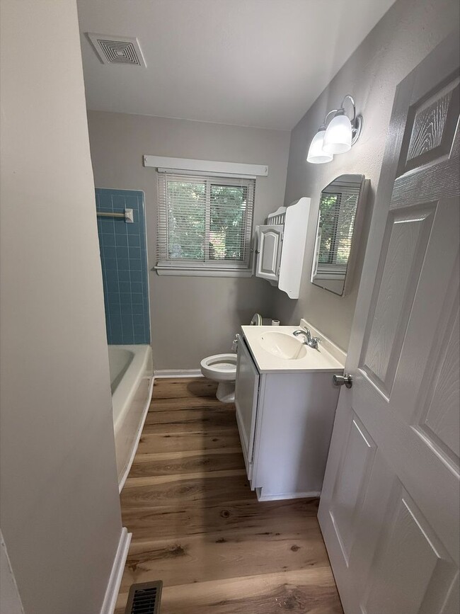 Building Photo - Updated 2 Bedroom in Brainerd! New Floorin...