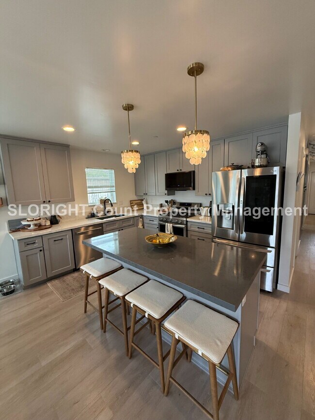 Building Photo - AVAILABLE SEPTEMBER- Walking Distance From The Beach - 3 Bed / 2 Bath