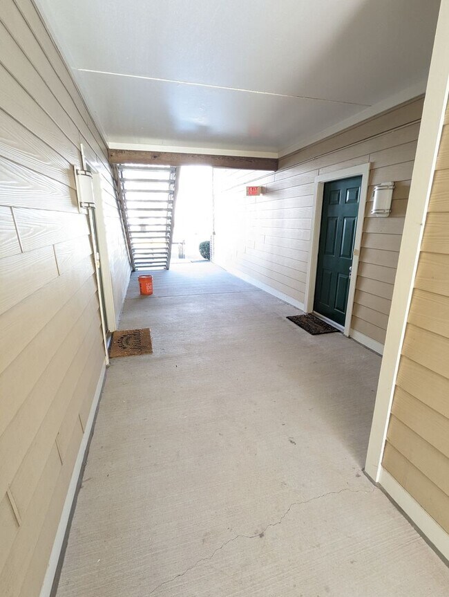 Building Photo - Beautifully maintained ground level condo in Germantown ready by mid April!