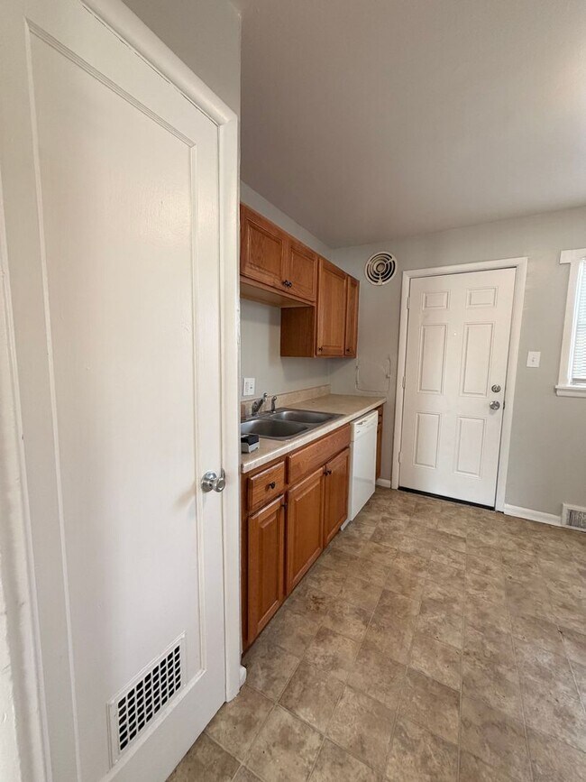 Building Photo - 1422 E Buena Ventura St