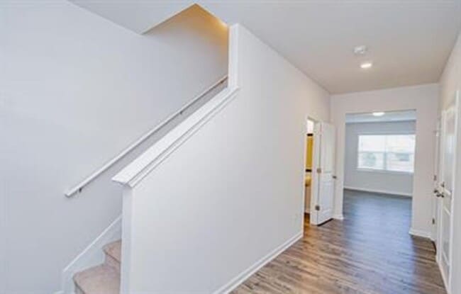 Building Photo - Spacious 3/2 Available Now!