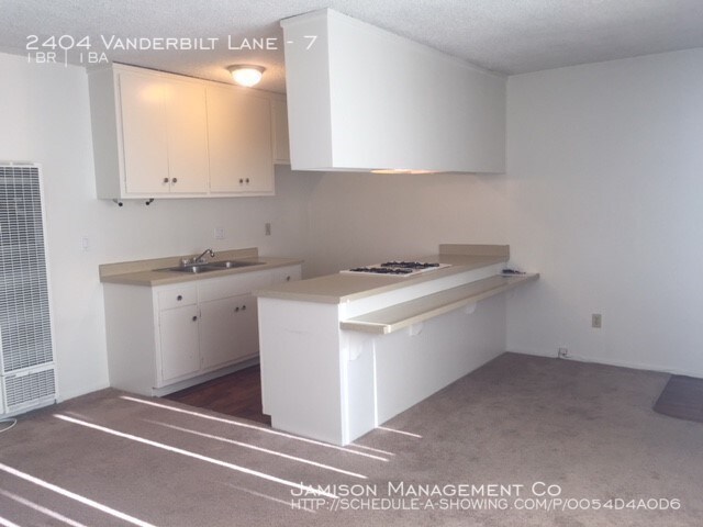 Building Photo - 2404 Vanderbilt Ln