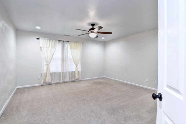 Building Photo - 130 Ellis Dr