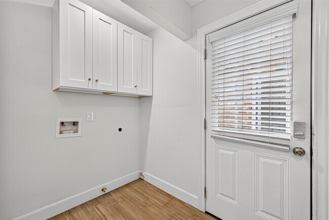 Building Photo - 818 Silvergate Dr