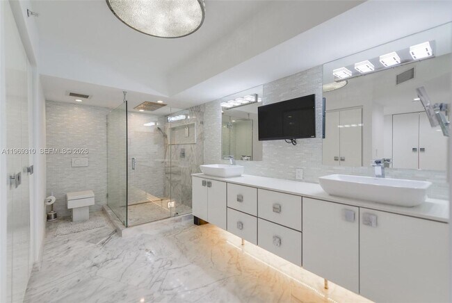 Building Photo - 19195 NE 36th Pl