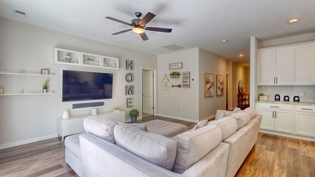 Building Photo - Spacious 4 bed, 2 bath Home with Neighborhood Amenities!