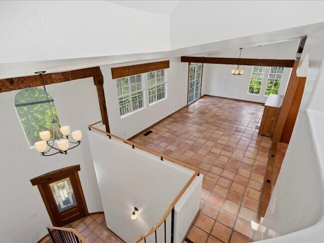 Building Photo - 930 Valley View Dr