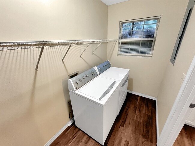 Building Photo - 403 E 7th St