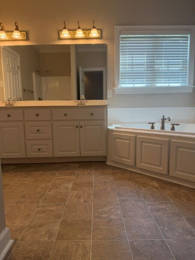 Building Photo - 3 Bed/2 Bath with Bonus Room in CBA Schools