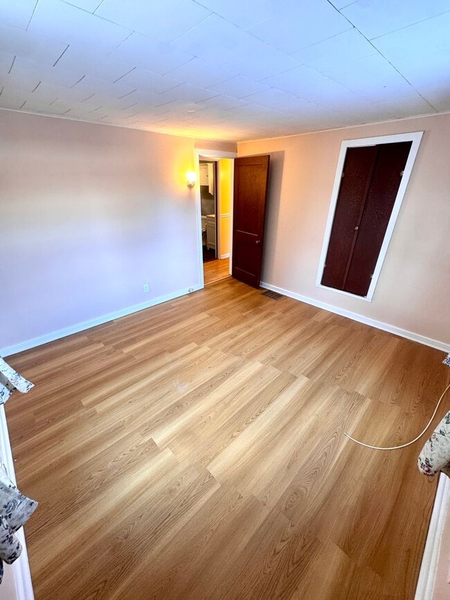 Building Photo - TWO BEDROOM HOME IN PARKLAND SCHOOLS