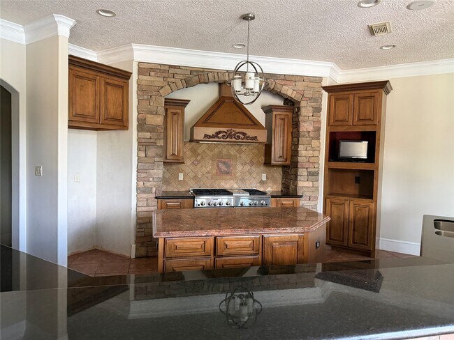 Building Photo - 1631 S Persimmon St