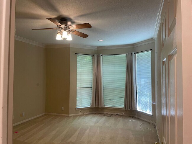 Building Photo - 4 Bedroom 2 Bathroom located in Santa Fe T...