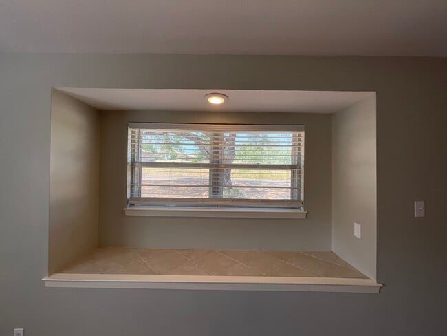 Building Photo - *NOW AVAILABLE* Absolutely Gorgeous 2 Bedr...