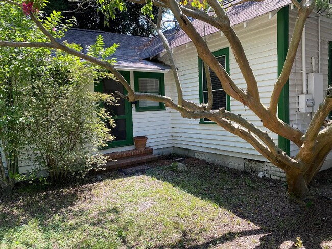 Building Photo - 508 W Cameron Ave