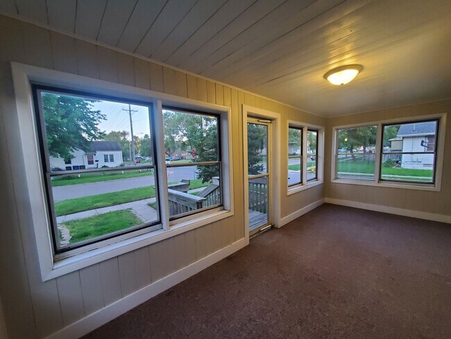 Building Photo - 2 Bedroom, 1 Bathroom home with front porch and fenced yard!