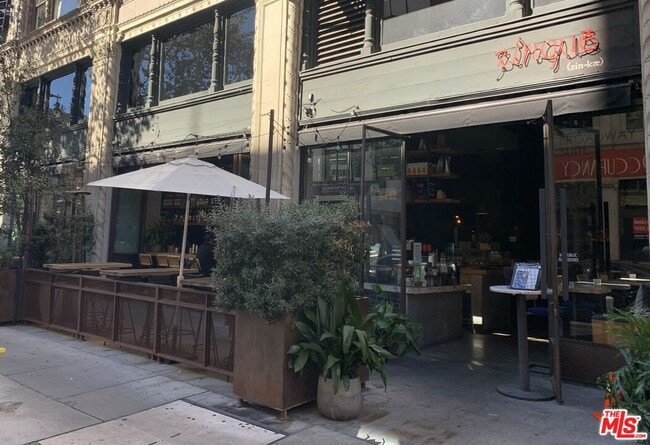 Building Photo - 939 S Broadway