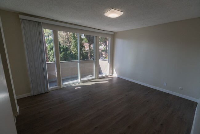 Interior Photo - 1944 Whitley Ave.