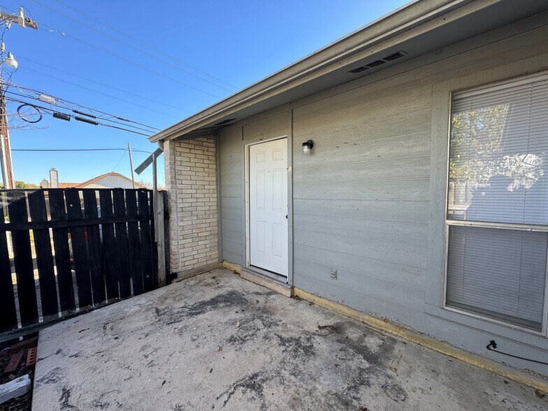 Building Photo - 1301 Willow Springs Rd