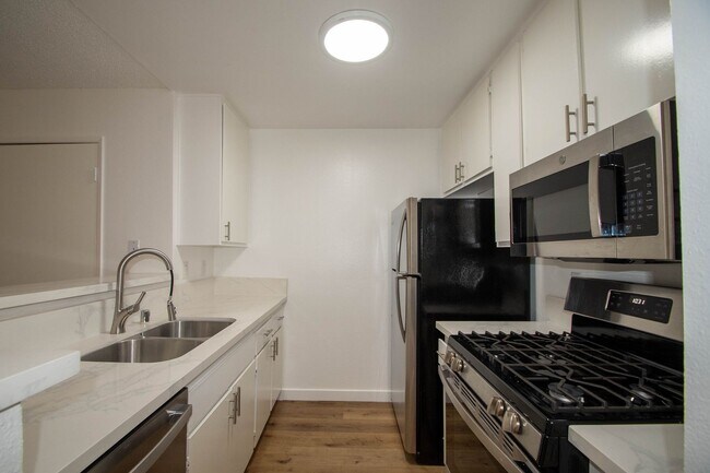 Building Photo - 5400 Morella Ave