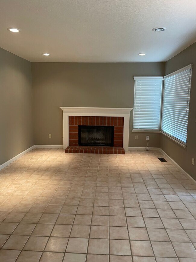 Building Photo - 4 bedroom 3 full bath Windsor Home!