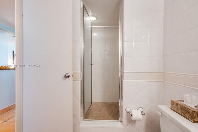 Building Photo - 2625 Collins Ave