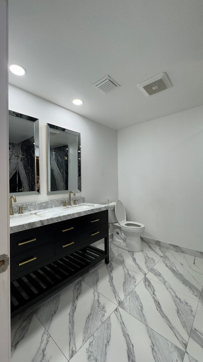 Building Photo - 6552 N Augusta St