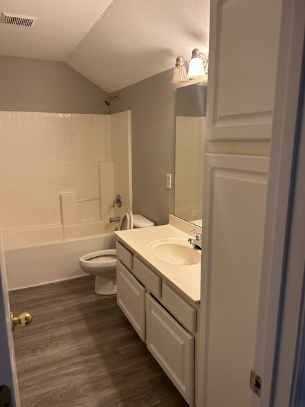 Building Photo - Room in House on Brian William Rd
