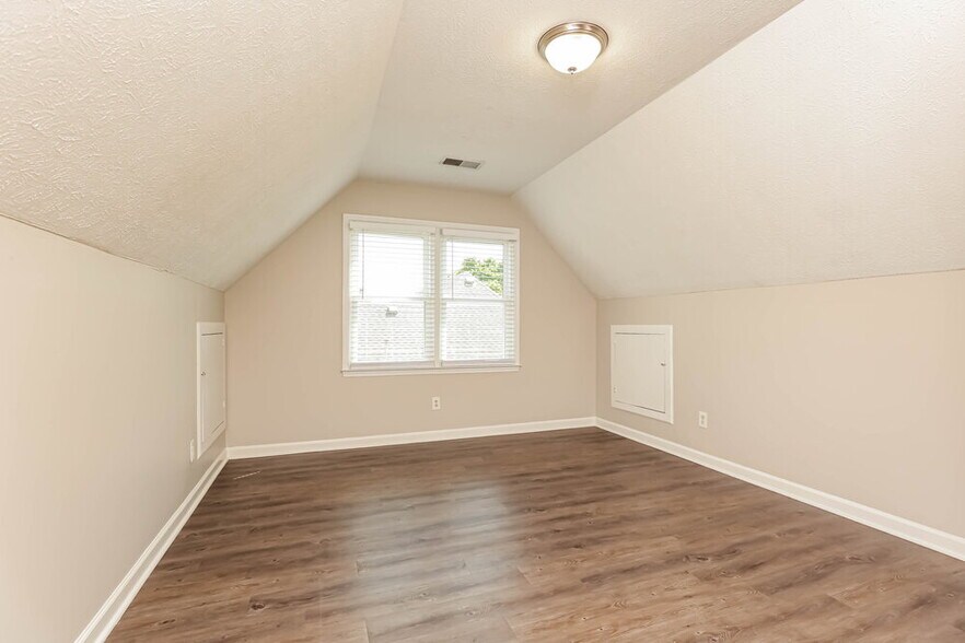 Building Photo - 210 St Lukes Ln