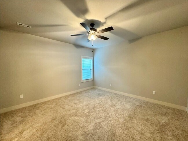 Building Photo - 832 NE Hts Ln