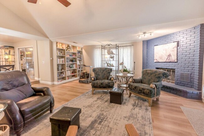 Building Photo - Beautiful Southside Los Banos Rental