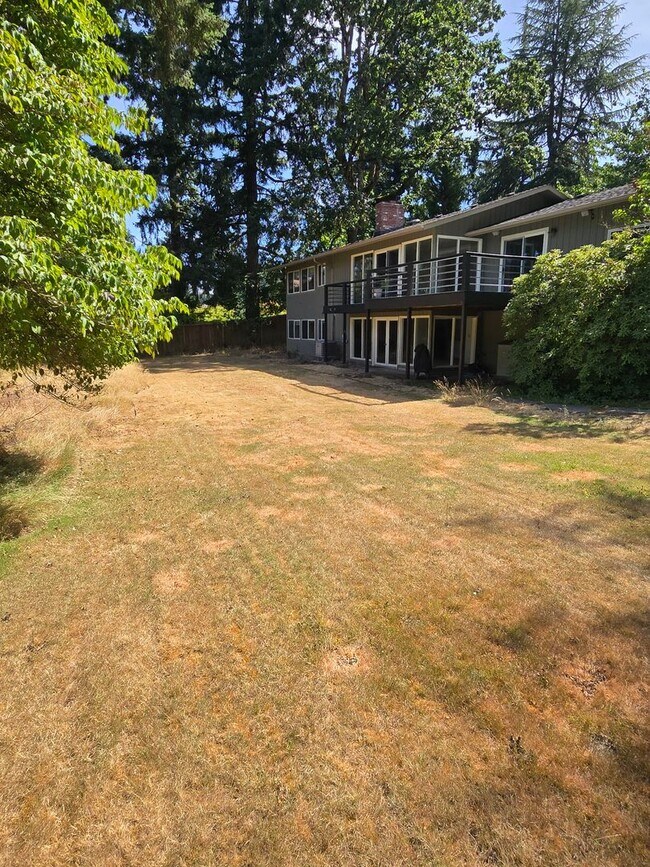 Building Photo - Popular West Linn! Tons of Space and great...